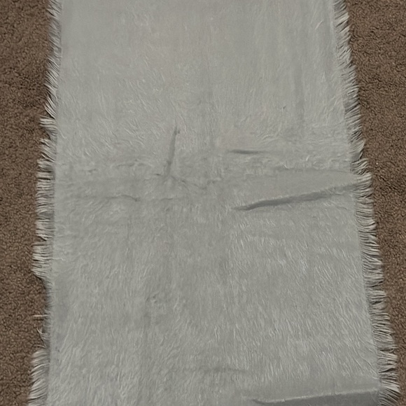 Free With $25 Purchase Gray/Silver Textured Scarf-17x79-Acrylic-Raw Edge-EUC - Picture 12 of 15